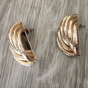 Elegant Gold-Tone Twisted Earrings And Necklace Set